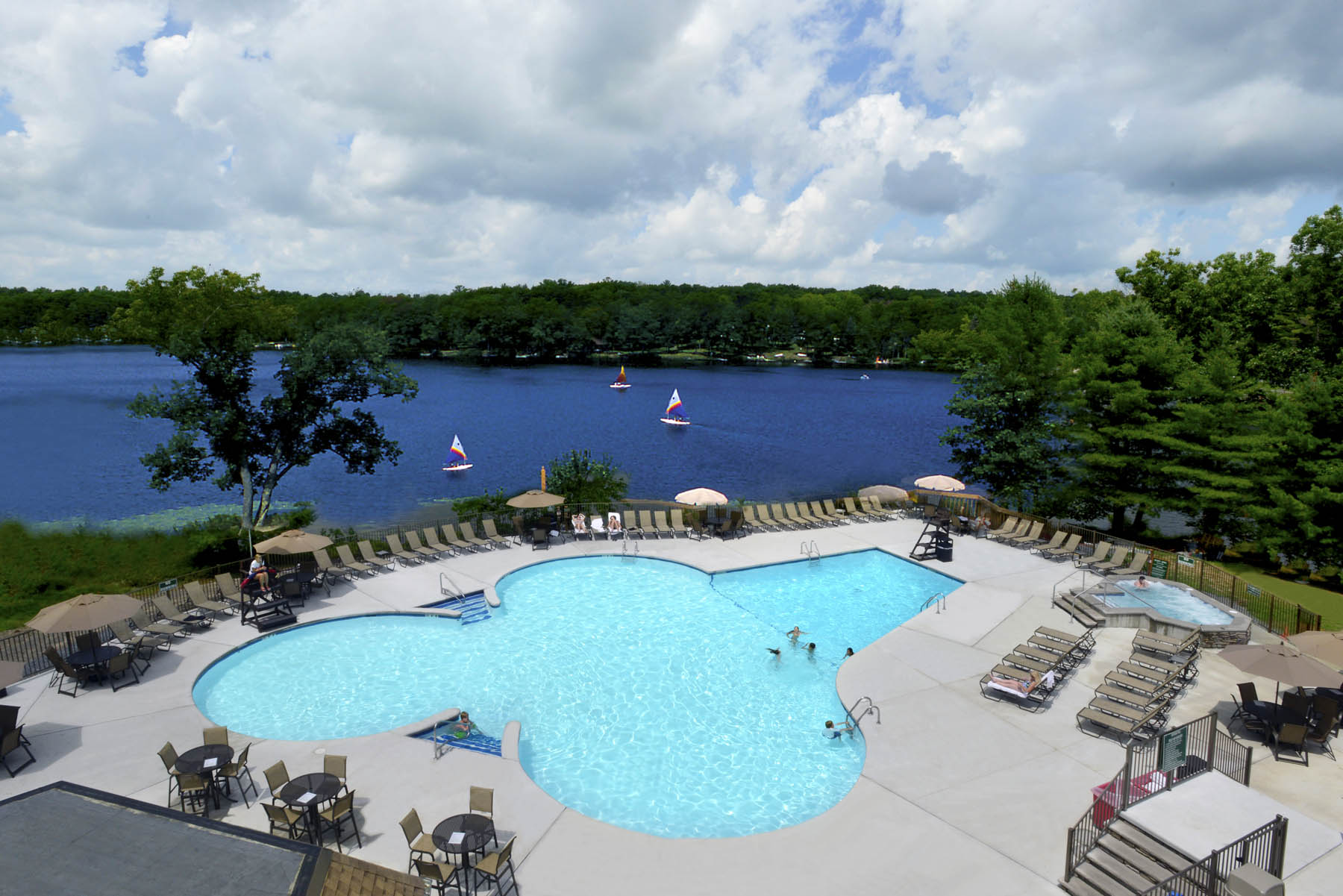 Outdoor pool and Lake Teedyuskung