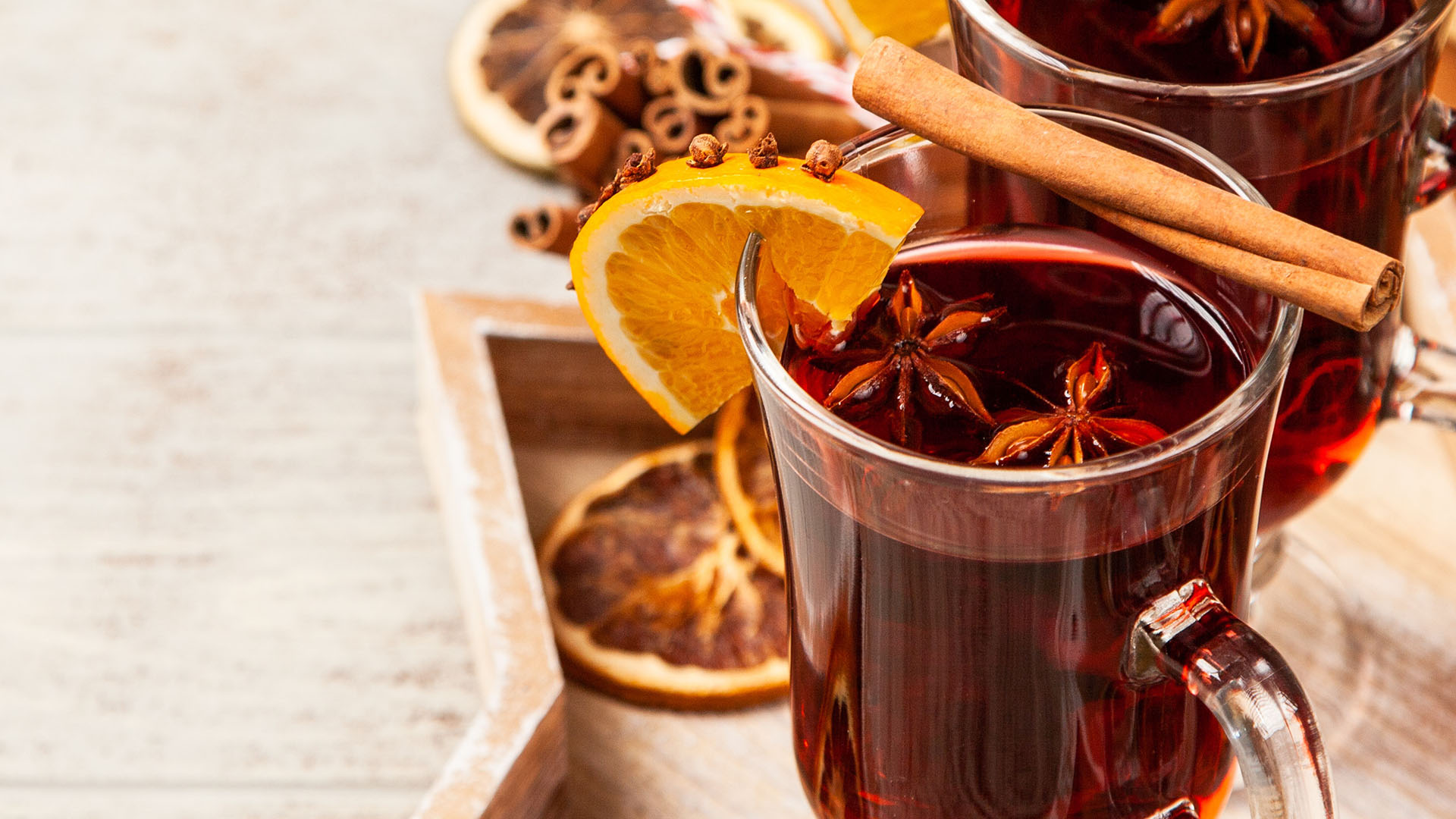 Hot cider with lemon and cinnamon