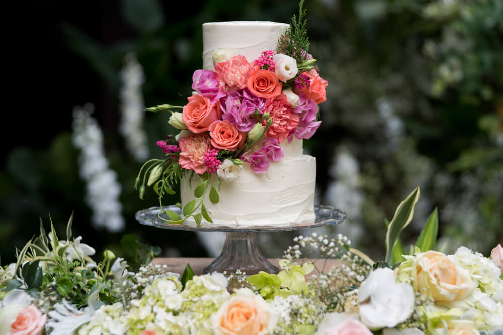 Photo of a wedding cake from a poconos wedding