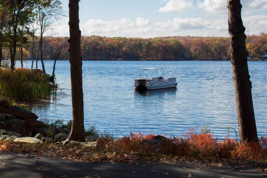 A boat on a lake that takes vacationers out on a Pennsylvania tour.