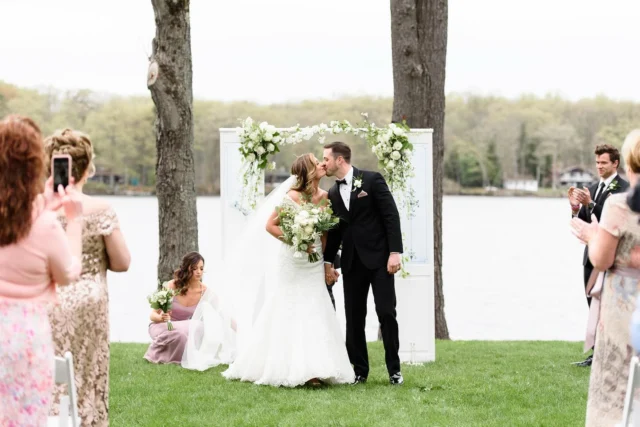 Pollen isn’t the only thing in the air… love is too! ❤️ #woodloch #spring #wedding #weddingvibes #poconos #poconomtns