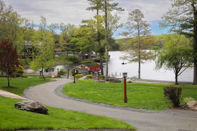 Some moments feel like spring—gentle, warm, and full of promise.
That’s what a stay at Woodloch feels like. 🌸